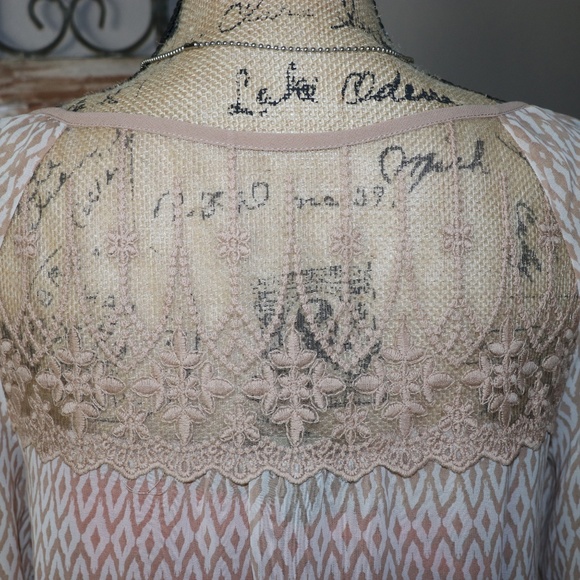 Stylish southwest pattern top with lace back! - Picture 5 of 8